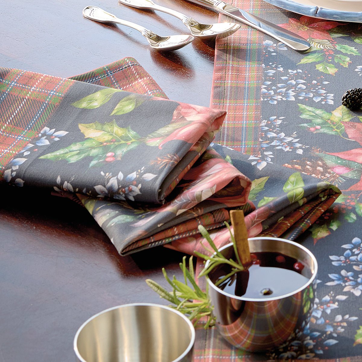 Monticello Poinsettia Napkins (set of 4) - Shop-orias